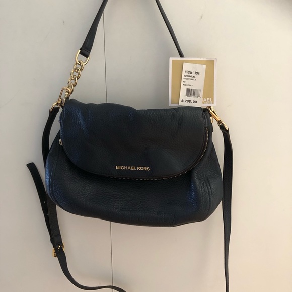 SOLD-Michael Kors soft leather Navy crossbody - Picture 3 of 4